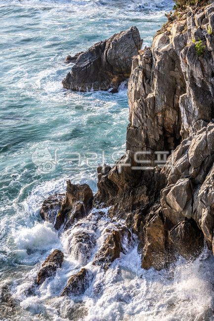 대한민국,강원도,삼척,관광,관광지,자연,실외,풍경,바다,바다풍경,바위,돌,기암괴석,동해,동해바다,추암,파도,거친,역경,고난,이겨냄,풍파