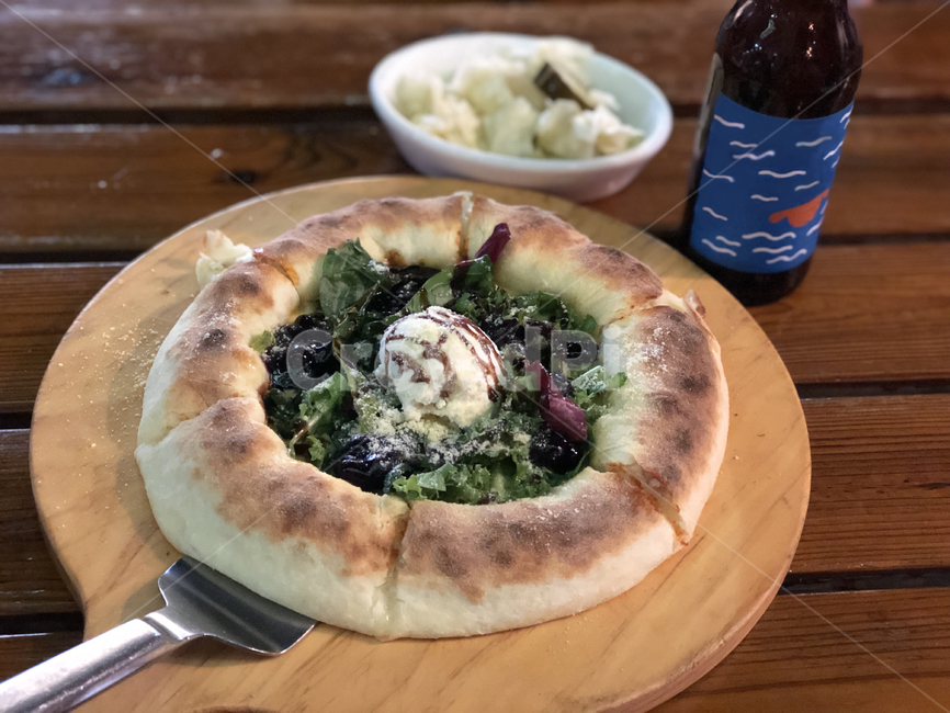 피자,수제피자,맥주,도우,플레이팅,라코타치즈,탁자,테이블