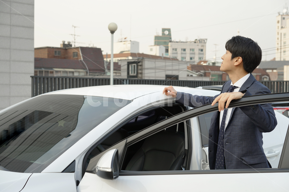 운전,차,차량,자동차,남자,남성,사람,직장인,출근,피곤,운전자,주차장,여유,정장,사람,인물,인간,human,person,남성,남자,man,male,교통,교통수단,traffic,transportation,비즈니스,사업,business,service,work