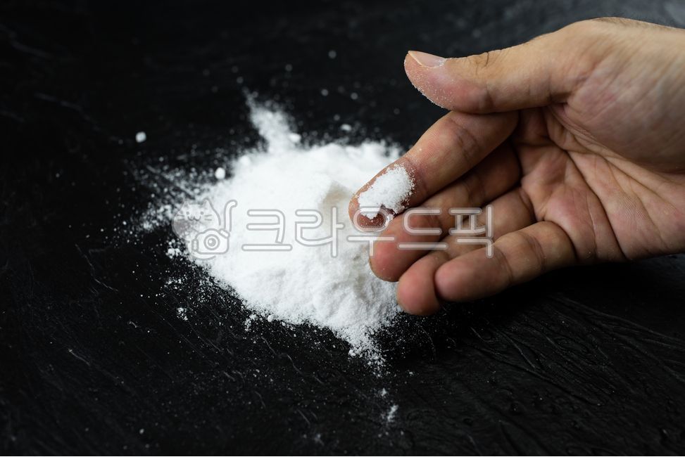 마약,소금,설탕,중독,불법,당뇨,고혈압,범죄,위험,약물중독,코카인,헤로인,가루,drug,salt,sugar,powder,addiction,abuse,illegal,diabetes,highbloodpressure,heartdisease,crime,risk,drugaddiction,cocaine,heroin,손,사람,범죄자,유혹,죽음,통제,절제,건강,hand,people,criminal,seduction,death,control,moderation,health