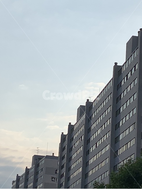 city,시티,건물,고층건물,building,아파트,하늘,하늘색,새파란,구름