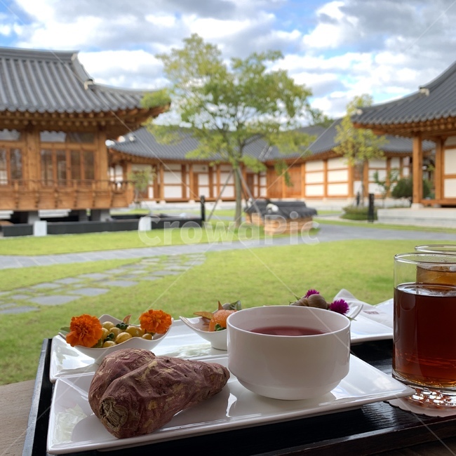 한옥집,한옥호텔,주전부리,한국여행,한옥여행,나무,잔디,디저트,간식,후식,dessert,snack,커피,카페,coffee,cafe