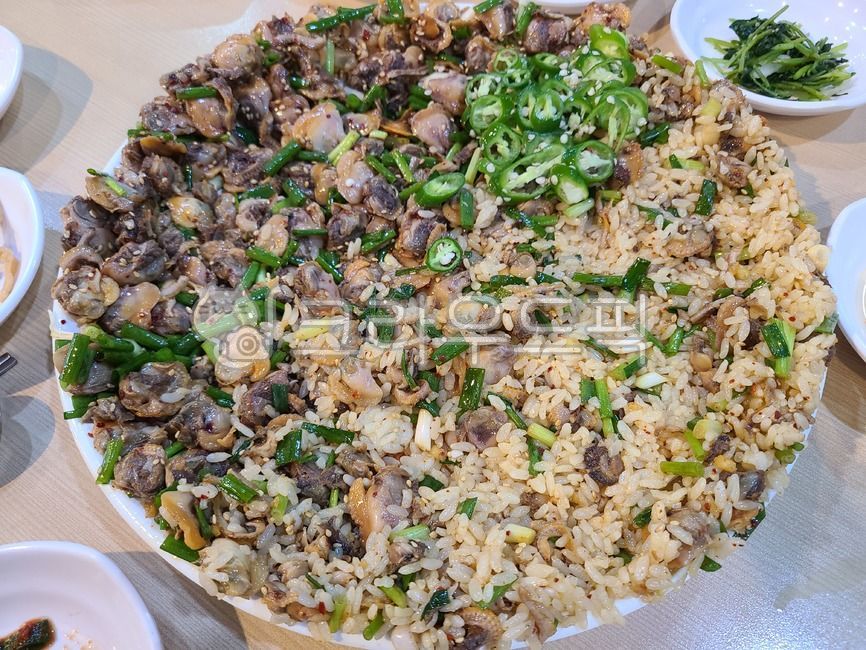 seafood,bibimbap,cook,restaurant,Cheongyang pepper,dishes,rice,Midnight Snack,food,meal,Cockle Bibimbap,seefood,cockle,snack cart,cooking,clam,Gangneung