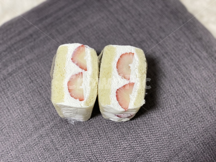 bread,gray table,snack,strawberry,sandwich,delicious,food,whipping cream,dessert,strawberries,whippedcream,yummyfood,graytable