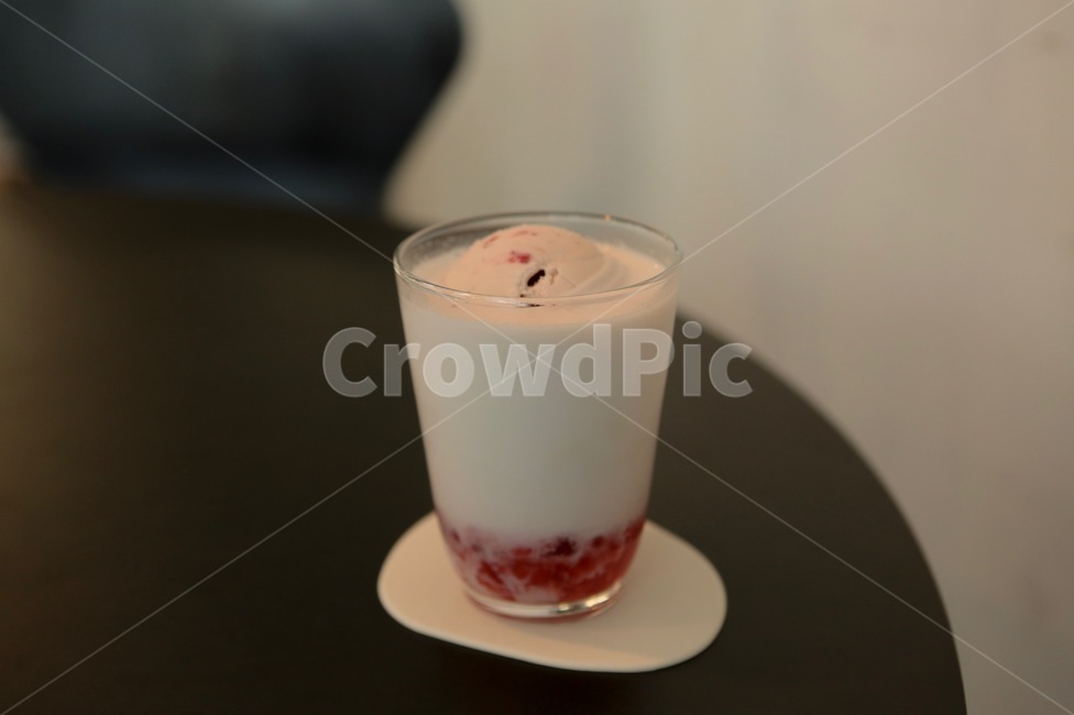 카페,음료,딸기라떼,아이스크림,딸기,딸기음료,감성,감성사진,음료수,drink,beverage