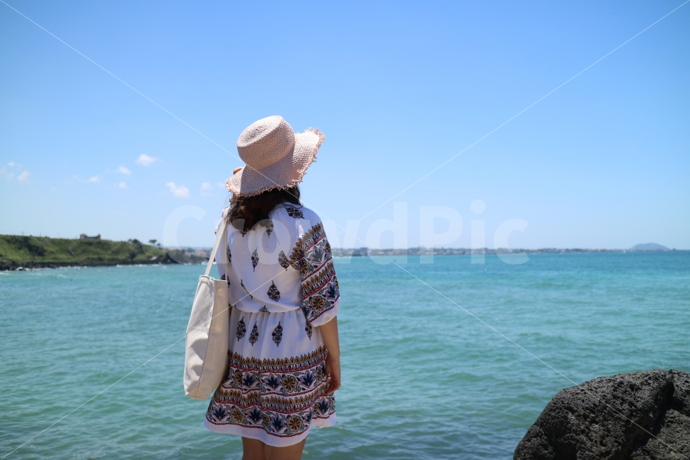 제주도,애월해안가,애월,제주도바다,바다,바닷가,뒷모습,여름,애월바다,자연,풍경,nature,landscape,여행,휴가,traveling,vacation,trip,제주도,jeju,jeju island,사람,인물,인간,human,person,여성,여자,woman,female,lady,clothing,의류,apparel,의복,sun hat,태양 모자,hat,모자
