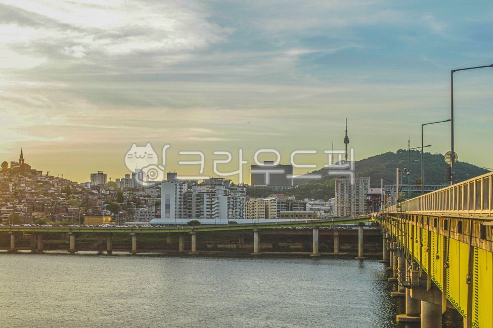 서울,한강다리,한남동,한남대교,강변북로,물,물가,옥외,건물,고층건물,도시,산,타워,다리,가로등,난간,water,waterfront,outdoors,building,highrise,urban,mountain,tower,bridge,streetlamp,railing,도시,풍경,city,landscape,한국도시풍경,한국도시경관,korea cityscape