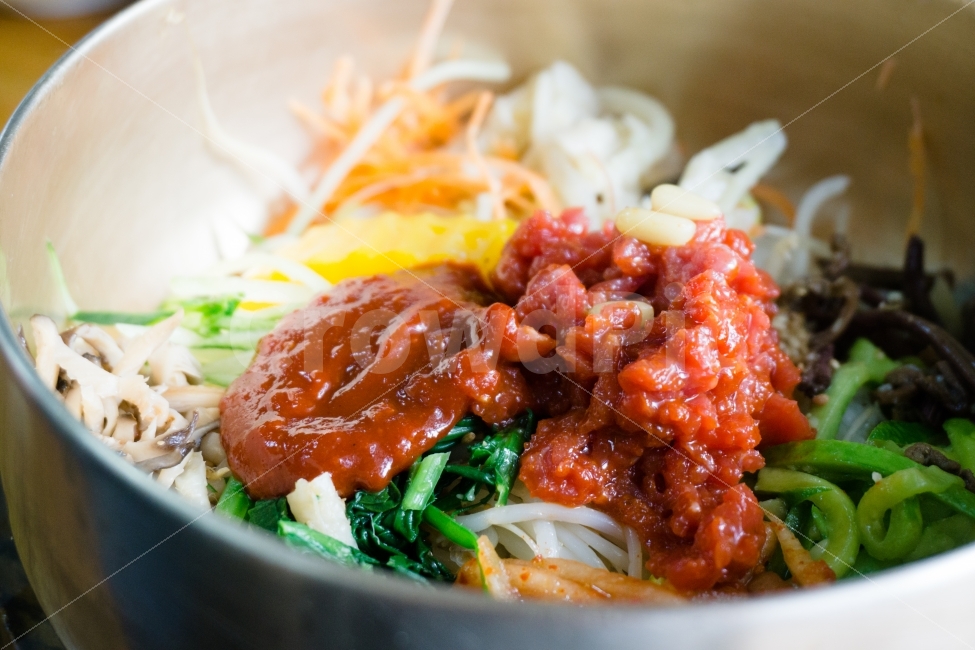 비빔밥,전주식,육회비빔밥,한식,점심식사,한국전통,한국문화,korean traditional,korean culture,음식,식재료,요리,food,cook,meal,dishes,food reserves,한식,한국음식,한국요리,korean food,korean dishes,korean meal,korean cook