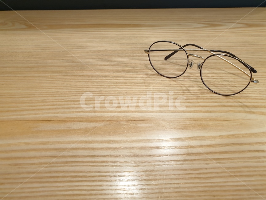 안경,책상위의안경,책상,동글이안경,glasses