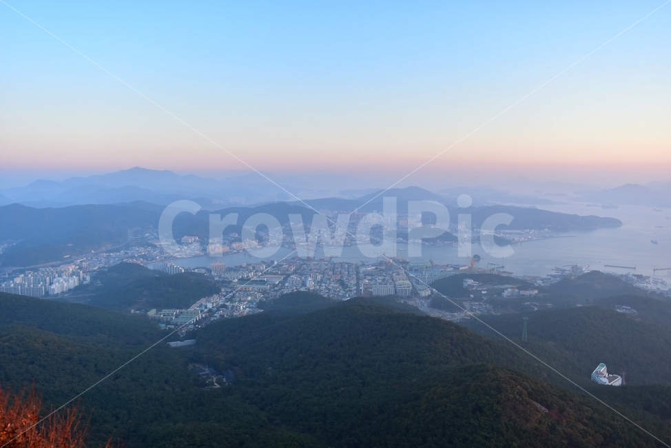 미륵산,바다,야경,통영,일출,가을,풍경,탐방,미래사,한려해상국립공원,자연,파란하늘,그림같은,칼라풀,뷰티플,아름다운,힐링,감성,정취,산세,명산,전망,조망,100대명산,nature,산,등산,트레킹,풍경사진,비경,경치,청명,가을날씨,경관,암봉우리,mountain,케이블카,섬,미륵도,바다백리길,달아길,여명,나폴리,도시,풍경,city,landscape,한국도시풍경,한국도시경관,korea cityscape,outdoors,옥외,scenery,aerial view,조감도,mountain range,산맥