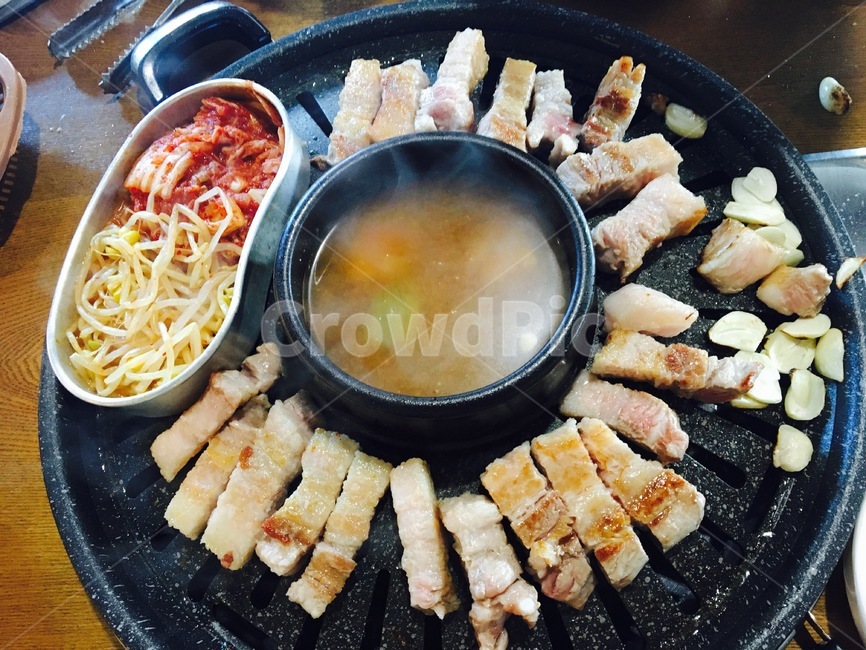 삼겹살,김치,콩나물,마늘,고기불판