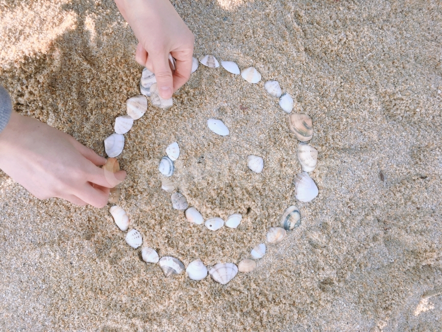 바다,해변,해수욕장,모래,모래사장,조개,가리비,소라,손,만들기,그리기,그림,스마일,웃음,맑음,날씨,픽토그램,자연,흙,장난,해변,바다,beach,sea,사람,인물,인간,human,person,감정표현,기분,feeling,emotion