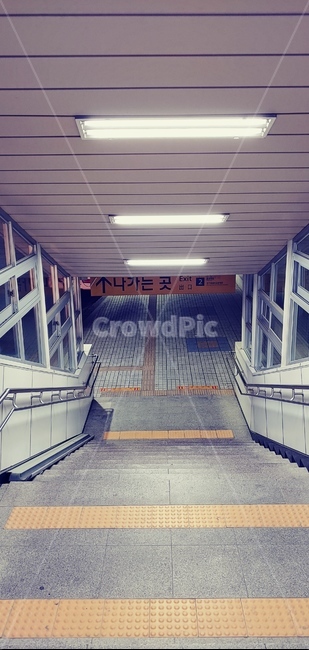 나가는곳,출구,지하철출구,쓸쓸함,적막함