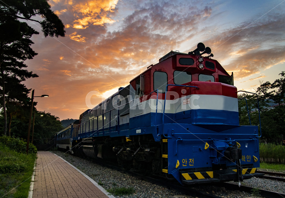 기차,기관차,train,locomotive,기찻길,기차길,노을,일몰,공원,철길,rail,park,sunset