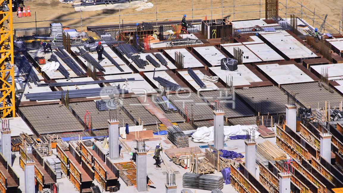 산업,건설현장,건축현장,포크레인,크레인,타워크레인,재개발,도시,기계,건설크레인,constructioncrane,기초공사,작업,노동,개발,건설업,건축업,현장,작업장,비계,파이프,토목공사,철골,아시바,파랑색,배경,흙,industrial,대지,땅,바탕,백그라운드,야외,옥외,construction,인부,노동자,산업,industry,industrial,건설업,건축업,construction industry