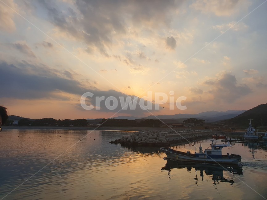 노을,황혼,일몰,sunset,하늘,sky,redsky,붉은하늘,dawn,dusk,자연풍경,노을풍경,구름,바닷가,바다풍경,바다노을,빛,light,플레어,flare,sunlight,옥외,outdoors,햇빛,water,물,waterfront,워터프론트,자연,nature,배,선박,항해,어촌,어촌풍경,한국자연풍경,자연,풍경,nature,landscape