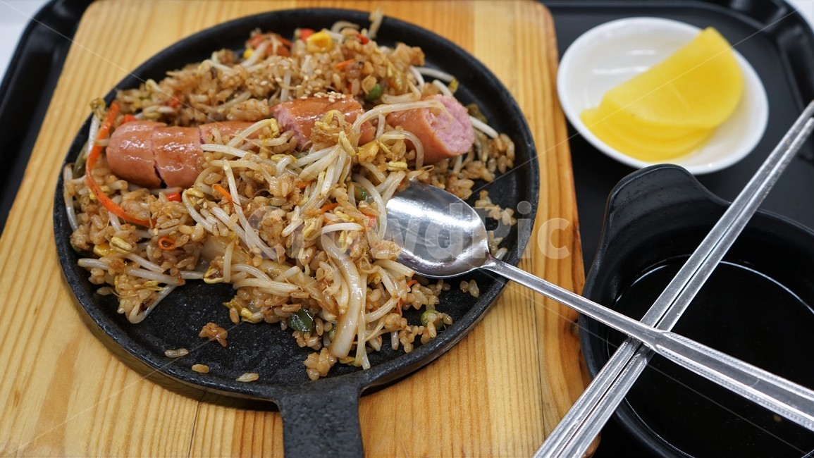 태국음식,국수,소시지,노란무,단무지,수저,볶음,food,noodle,Thailand,plate,chopsticks
