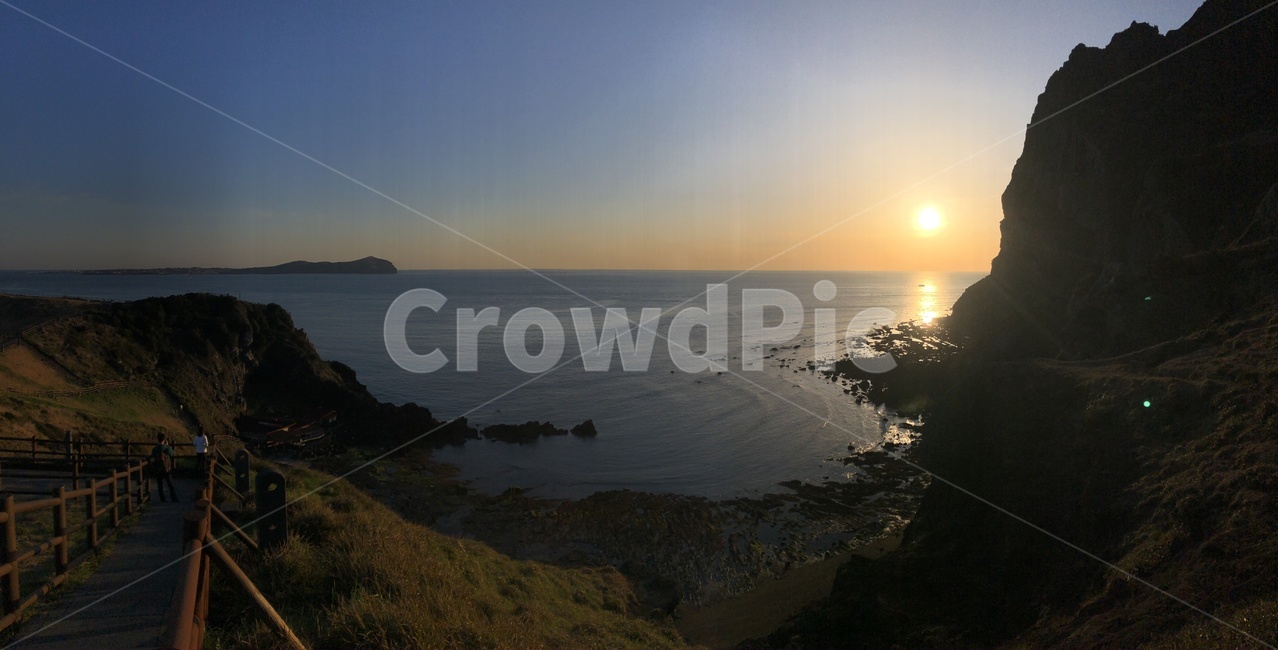 성산일출봉,일출,제주도,sunrising,jeju,난간너머,nature,자연,sky,하늘,새벽,바다,수평선