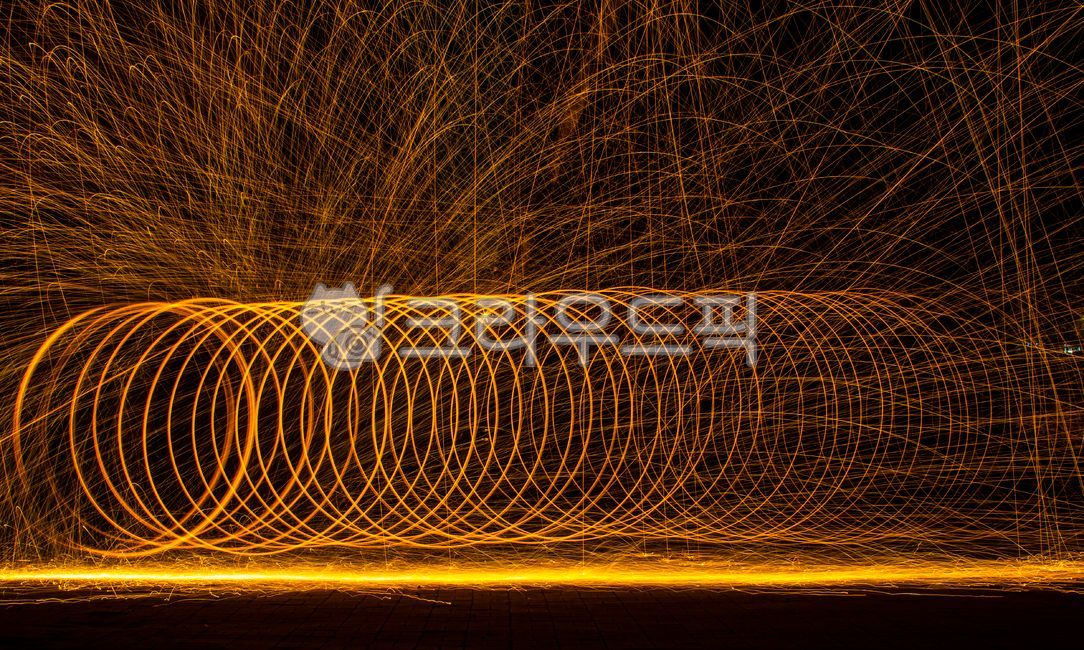 스틸울,불꽃놀이,빛궤적,장노출,야경촬영,특수촬영,퍼포먼스,역동적인,화려한,에너지,원형,궤적,밤풍경,예술사진,추상적인,빛의흐름,불꽃쇼,창의적인,배경이미지,카피스페이스,선명한,강렬한,스파크,야외촬영,한국야경,SteelWool,FireSpinning,LightPainting,LongExposure,NightPhotography,Sparks,Dynamic,Energetic,Abstract,Circular,LightTrails,Artistic,Background,Creative,Glowing