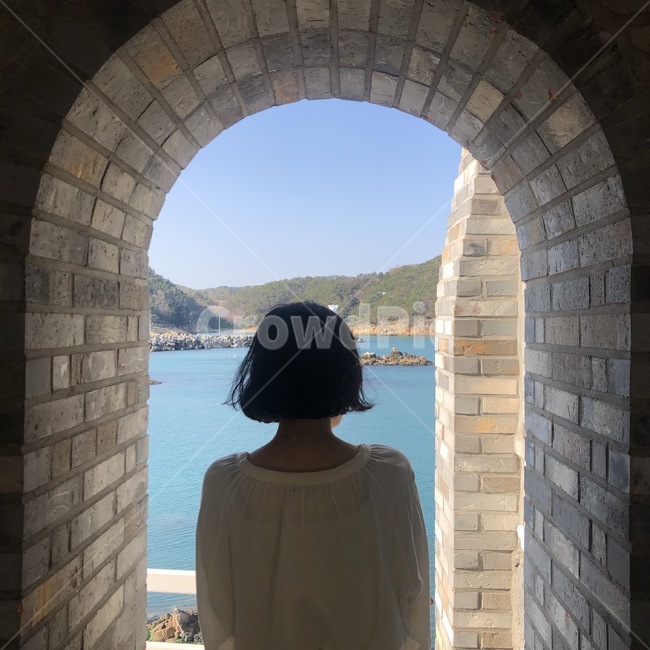 여자,사람,뒷모습,바다,단발머리,사람,인물,인간,human,person,여성,여자,woman,female,lady