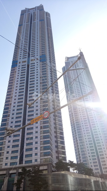 고층건물,city,시티,town,도시,building,건물,apartmentbuilding,아파트,메타폴리스,빛,아침,오전,밝음