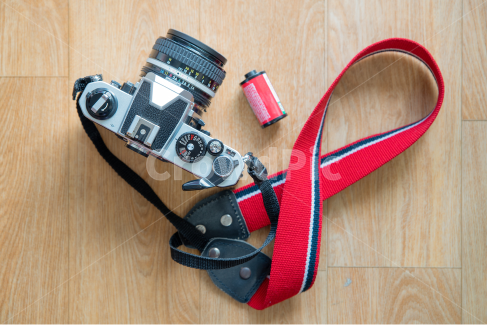 film canister,photographicfilmcamera,retrostyle,old,nopeople,retro,equipment,filmindustry,film,technology,lens,photographicequipment,picture,analog,filmreel,35mm,camera,film camera