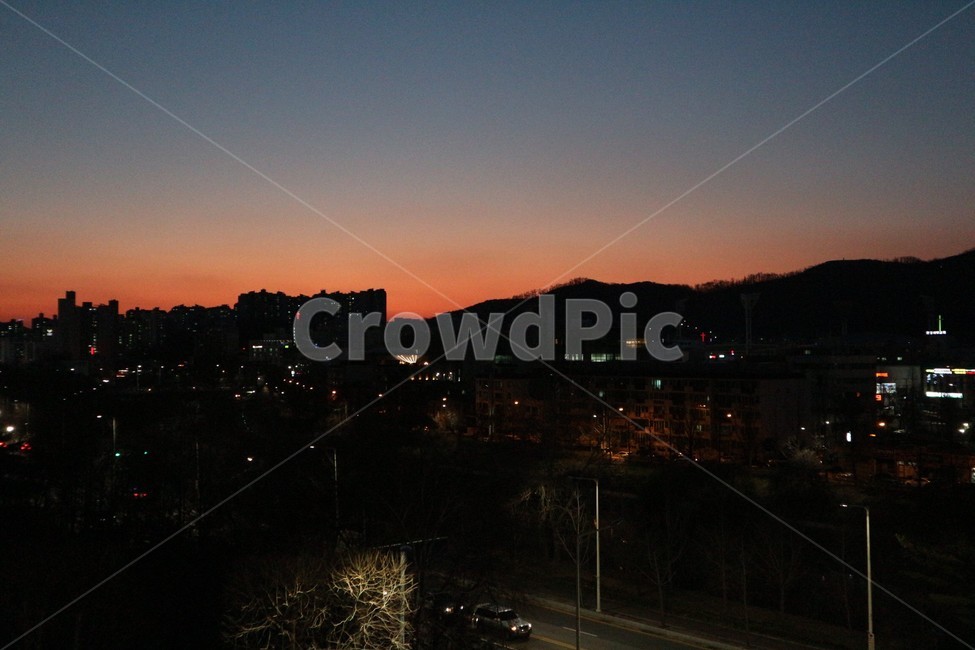 노을,자연,풍경,도시,sunset,building,시티,어반,urban,야경,밤,풍경,nightscape,night,landscape,nature,outdoors,옥외,sky,하늘,dusk,황혼,red sky,붉은 하늘,dawn,새벽,일몰,town,건물,city,metropolis,중심지