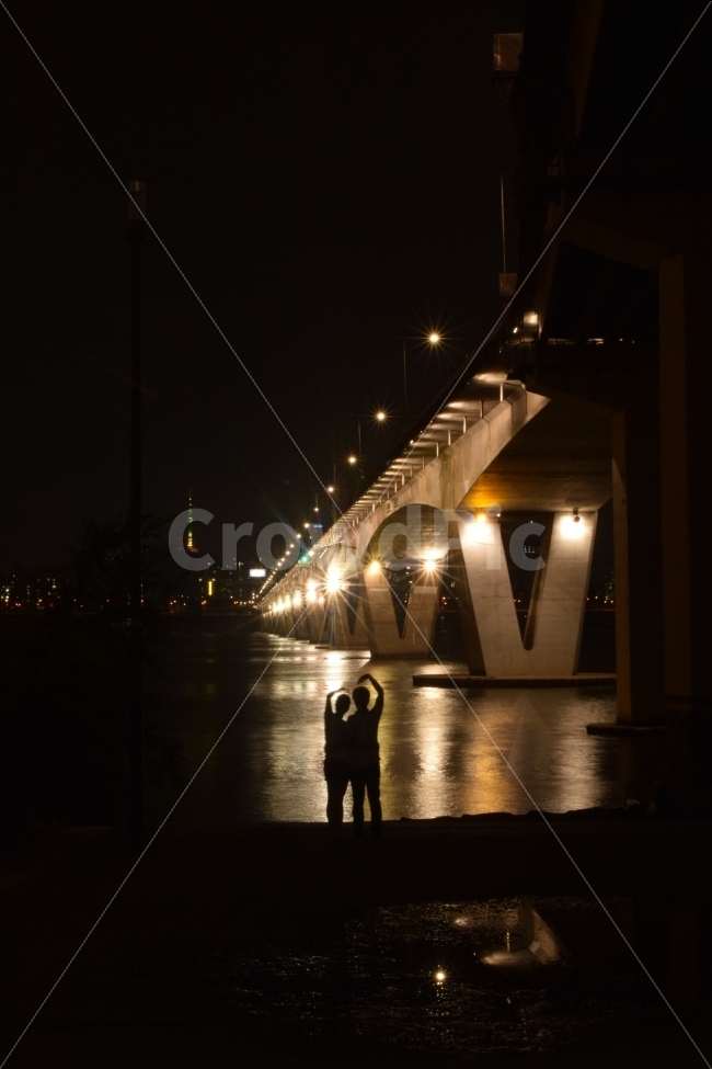 night view,couple,Wonhyo Bridge,backlight,Han River