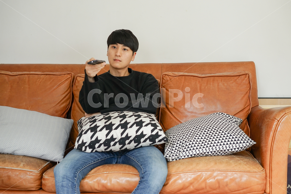 쇼파,소파,휴식,남성,남자,거실,휴일,sofa,실내,쿠션,rest,가구,리모컨,티비,시청,텔레비전,집콕,방구석,일상,집돌이,사람,인물,인간,human,person,남성,남자,man,male