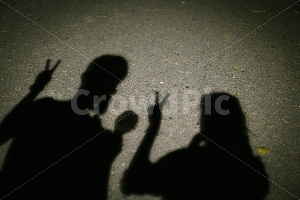 shadow play,lover,night,Shadow,monotone,night travel,fan,summer night,road,person,V,street
