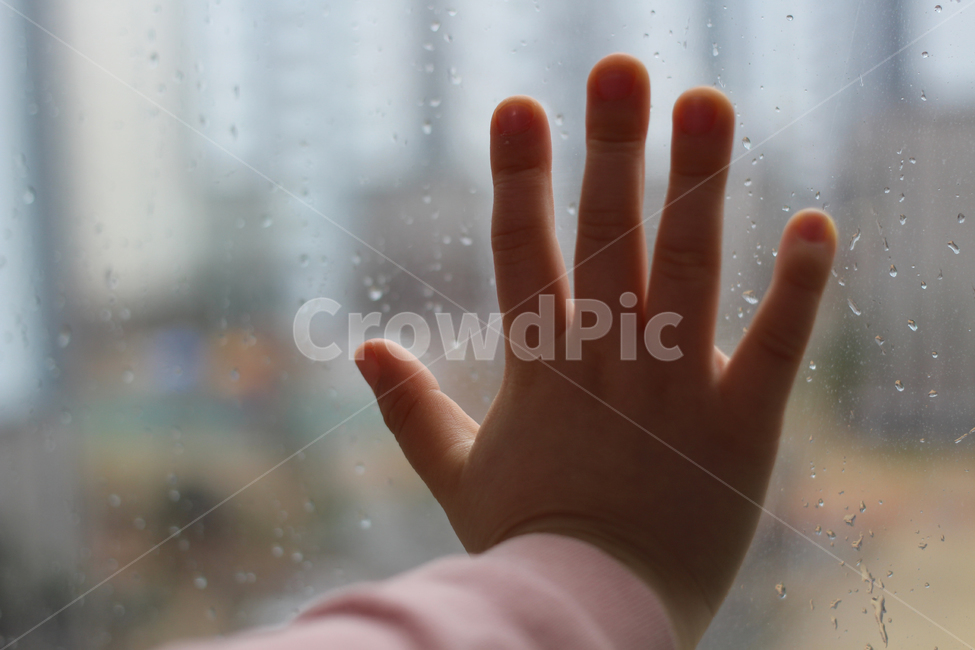 아이손,어린이손,창밖,손가락,물방울창문,사람,인물,인간,human,person,신체일부,몸,body,어린이,어린아이,child,children,kid,비,비오는날,rain,rainy