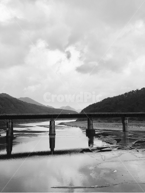 강원도,원주,강,다리,흑백,얼음,겨울,계절,winter,season,자연,풍경,nature,landscape,흑백,모노톤,monochrome,black and white,water,물,waterfront,워터 프론트,port,포트,pier,교각