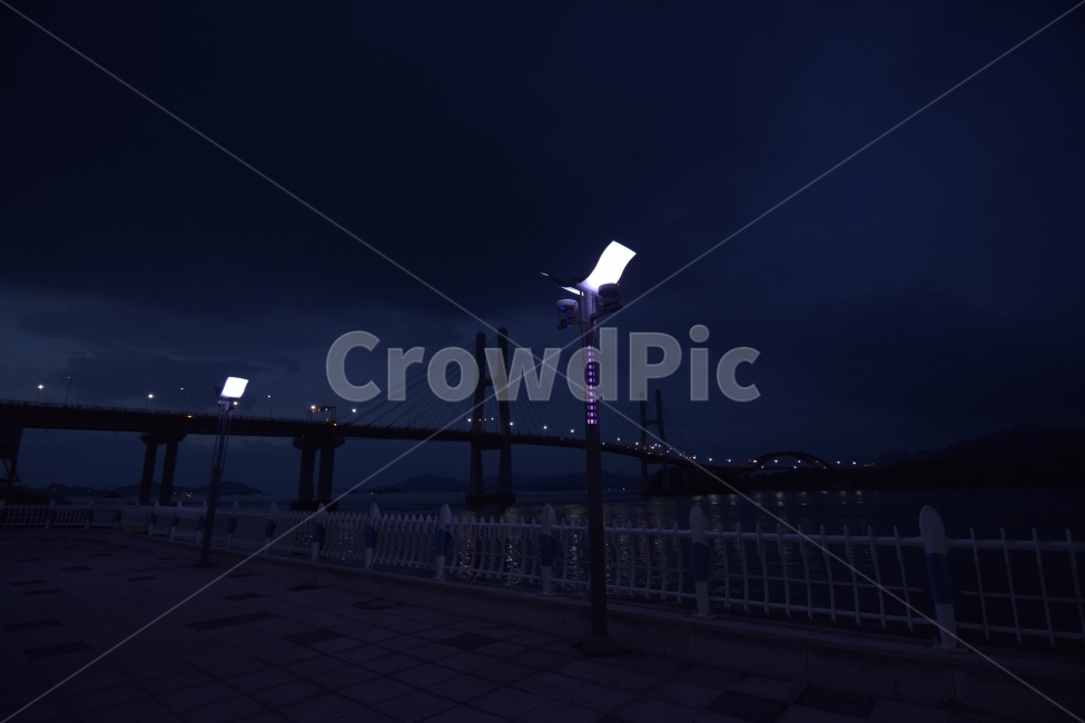 새벽,가로등,야경,바다,고요함,밤,반영,해안도로,thecoastroad,SamcheonpoBridge,삼천포대교,anightscene,sea,Quietude,Reflection,dawn,야경,밤,풍경,nightscape,night,landscape,handrail,난간,banister,railing