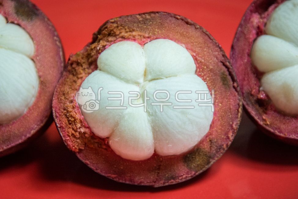 망고스틴,육쪽마늘,과일,후루츠,동남아시아,동남아과일,열대과일,확대,클로즈업,망고스틴단면,반자른망고스틴,자른망고스틴,mangosteen,southeastasia,southeastasiafruits,asia,asiafruit,background,cross,cutout,food,fruit,fruits,nutrition,purple,ripe,thailand,tropical,white,whitefruit