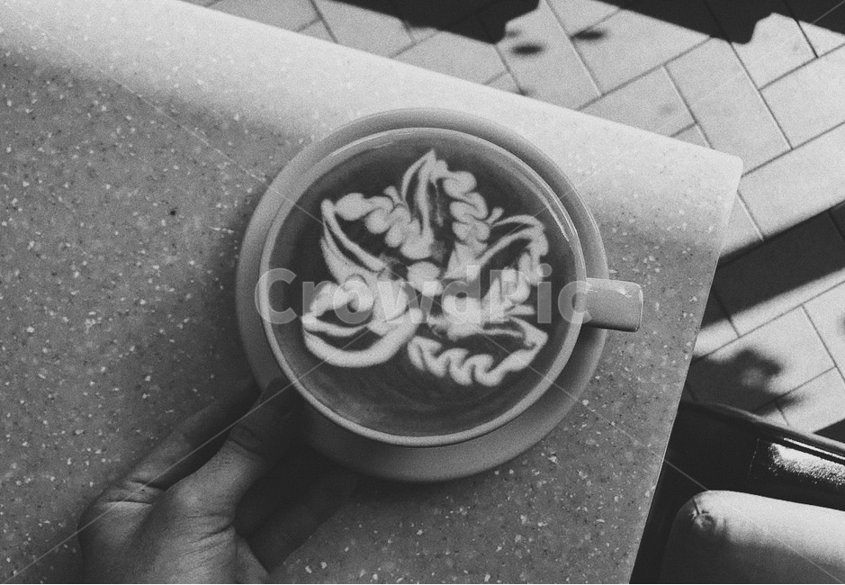 커피,라떼아트,coffee,latteart,커피음료,사람,인물,인간,human,person,신체일부,몸,body,커피,카페,coffee,cafe,흑백,모노톤,monochrome,black and white