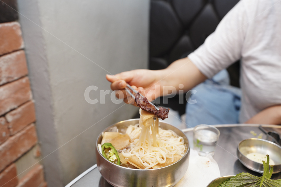 한식,국수,먹거리,음식,면요리,먹방,식사,푸드,요리,대접,손,젓가락