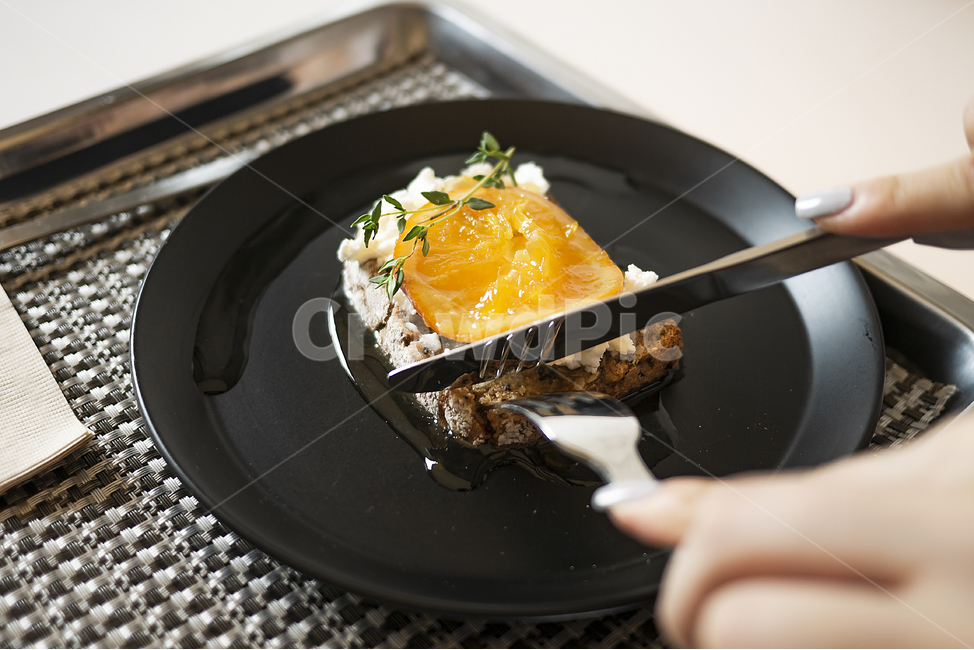디저트,빵,토스트,오렌지,간식,로즈마리,리코타,치즈,리코타치즈,데코레이션,푸드,음식,cafe,카페,플레이팅,검정접시,접시,맛있는,예쁜,toast,orange,사람,인물,인간,human,person,신체일부,몸,body,음식,식재료,요리,food,cook,meal,dishes,food reserves,디저트,간식,후식,dessert,snack