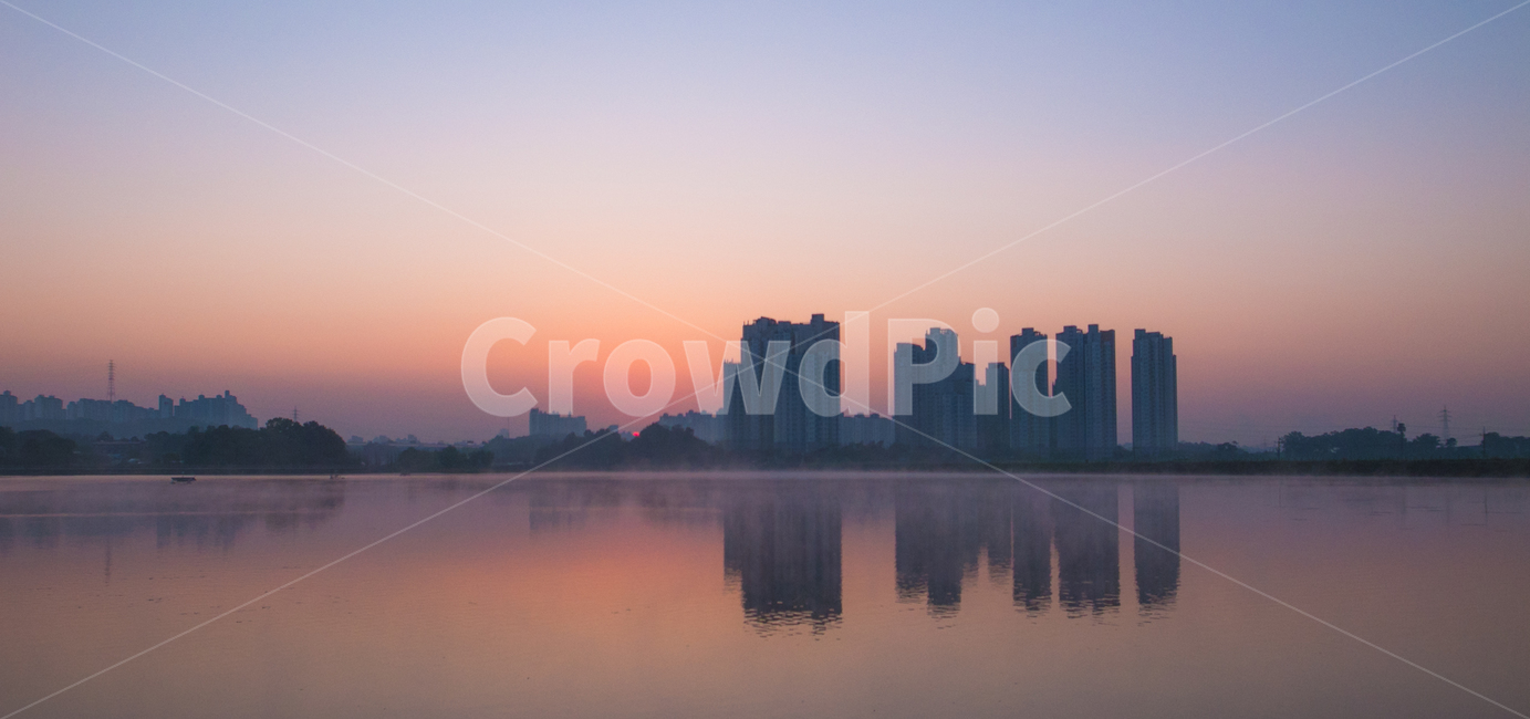 호수,여명,새벽,저수지,건물,반영,안개,풍경,도시,풍경,city,landscape,한국도시풍경,한국도시경관,korea cityscape,nature,자연,outdoors,옥외,dusk,황혼,dawn,sky,하늘,red sky,붉은 하늘,sunset,일몰