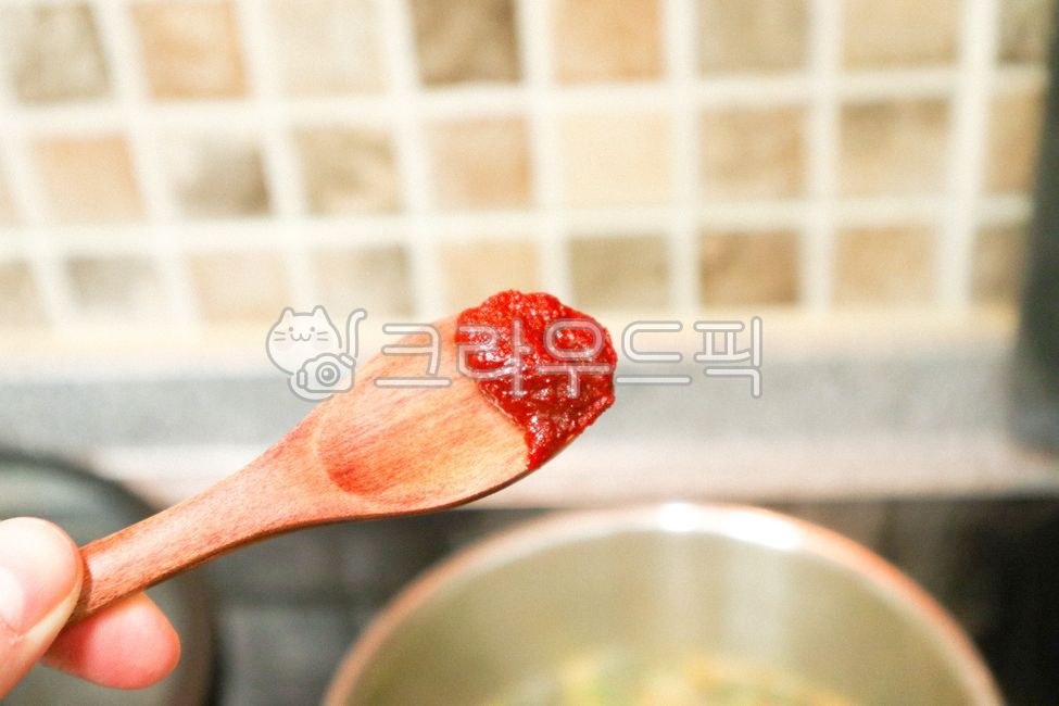 고추장,숟가락,요리,초고추장,식재료,재료,식료품,클로즈업,식사,맵다,매운,매콤한,한식,국물,액체,빨간색,양념,수저,spoon