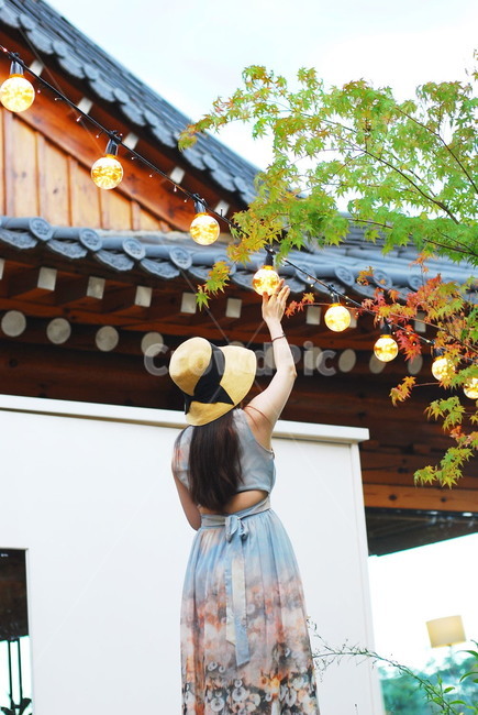 clothing,의류,apparel,의복,한옥,모자,여자,뒷모습,사람,원피스,여름,가을,계절,fall,autumn,season,사람,인물,인간,human,person,여성,여자,woman,female,lady