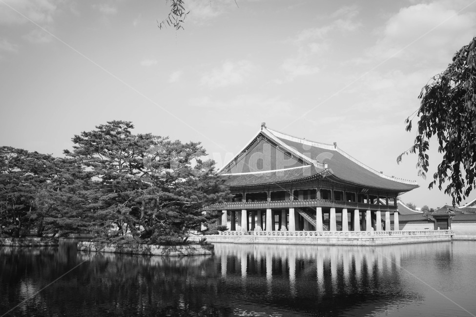 경회루,경복궁,고궁,누각,연못,한국전통,한국문화,korean traditional,korean culture,랜드마크,landmark,tourist attraction,한국랜드마크,한국관광지,한국명소,korea landmark,korea tourist attraction,흑백,모노톤,monochrome,black and white,건축물,건물외관,exterior,building,structure,architecture,construction