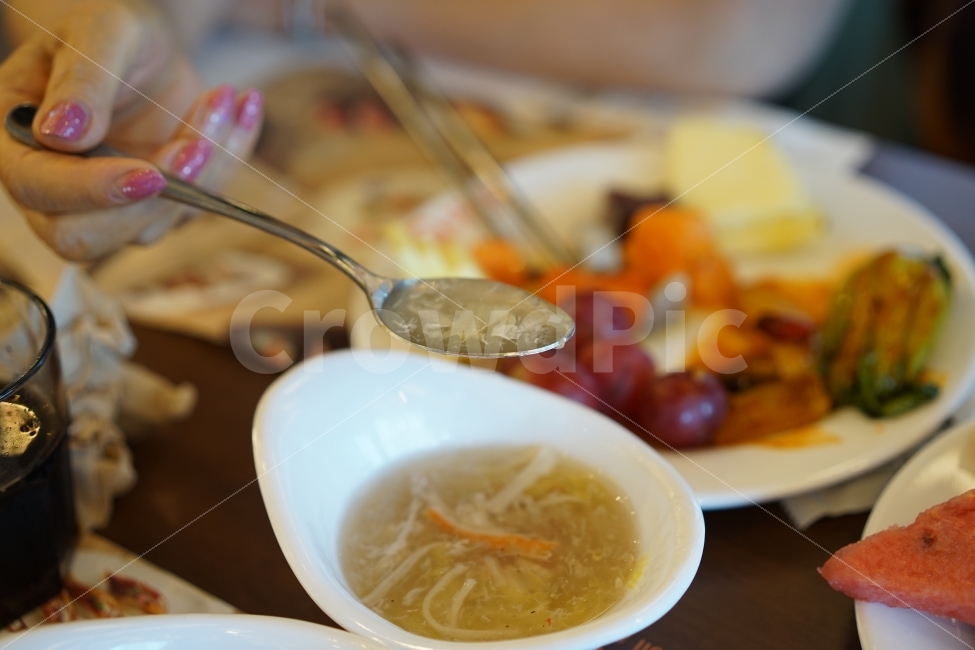 음식,먹방,스프,숟가락,식사,푸드,먹거리,손,손톱,한숟갈,접시,게살,사람,인물,인간,human,person,음식,식재료,요리,food,cook,meal,dishes,food reserves