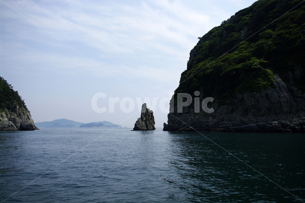 암석,바위,하늘,구름,섬,바다,자연,풍경,nature,landscape,outdoors,옥외,land,땅,shoreline,해안선,water,물,ocean,대양,sea,coast,연안