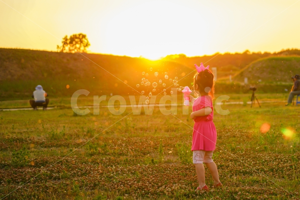 비누방울,버블건,동심,딸,딸바보,잔디밭,잔디,일몰,sunset,노을,정북동토성,청주,정북토성,역광,backlight,사람,인물,인간,human,person,어린이,어린아이,child,children,kid,휴식,힐링,rest,relaxation,healing