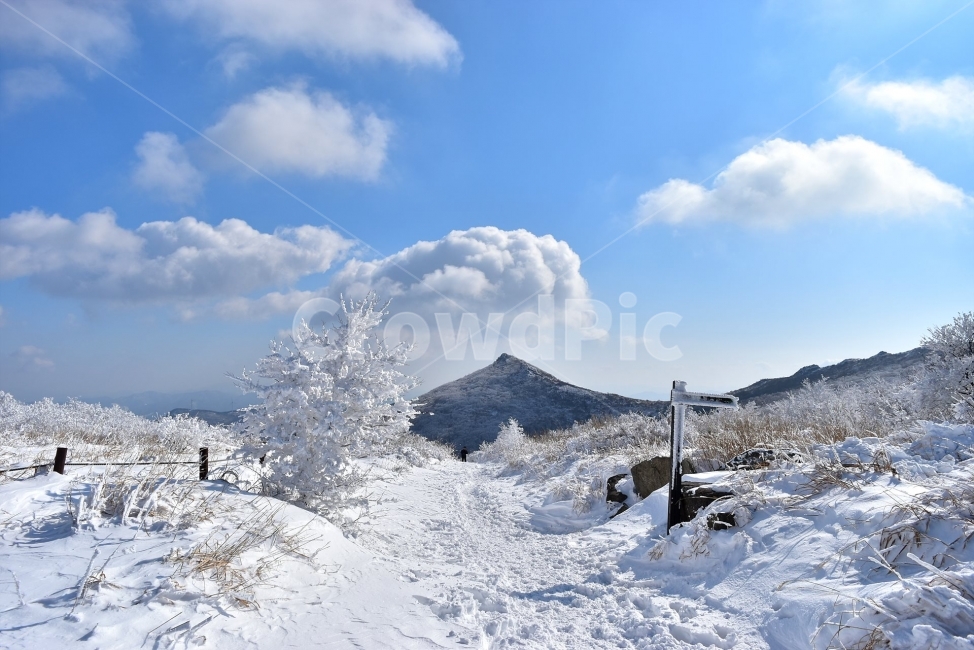 무등산,국립공원,풍경,힐링,산행,설경,상고대,서리꽃,서석대,입석대,안양산,백마능선,장불재,증심사,중봉,중머리재,천왕봉,지왕봉,Korea,National,Park,눈풍경,등산,주상절리,판타스틱,겨울왕국,겨울,지질공원,인왕봉,천지인,설국,2018년,1월,눈꽃,파란하늘,트레킹,winter,landscape,감성,아름다운,황홀한,장관,비경,선경,최고,사진,겨울,계절,winter,season,자연,풍경,nature,landscape,한국자연풍경,한국자연경관,korea nature landscape,outdoors,옥외