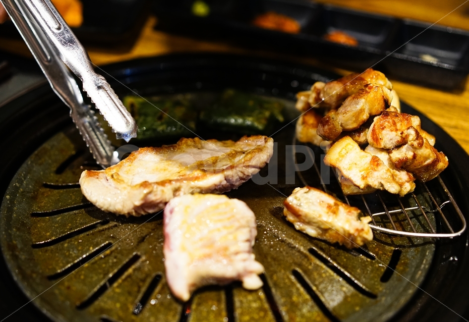 식사,돼지고기,삼겹살,고기,구이,소주안주,안주,먹방,꼬기,만남,술자리,술한잔,먹거리,푸드,불판,가브리살,음식,식재료,요리,food,cook,meal,dishes,food reserves,육류,고기,meat,한식,한국음식,한국요리,korean food,korean dishes,korean meal,korean cook