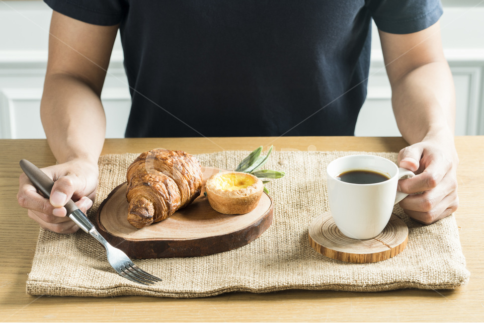 식사,음식,빵,브레드,주방,쿠킹,meal,bread,아침,런치,베이커리,부엌,식탁,food,밀가루음식,테이블웨어,나무,원목,wood,손,남자,hand,커피,coffee,morning,건강,웰빙,사람,인물,인간,human,person,신체일부,몸,body,음식,식재료,요리,food,cook,meal,dishes,food reserves,빵,bread,연출,컨셉,콘셉,direction,concept