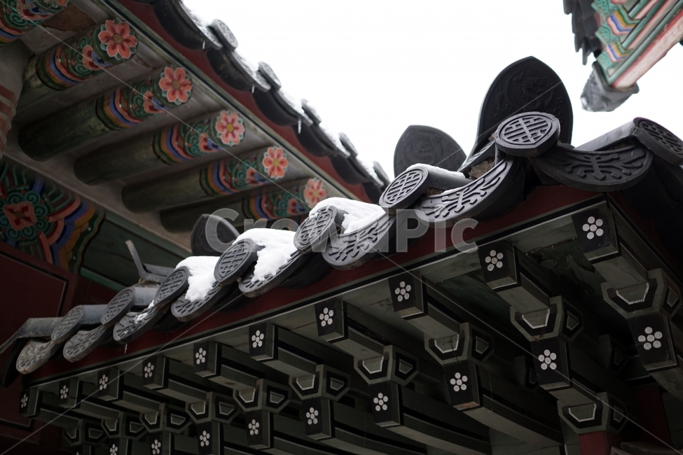 한국,한국전통,한국문화,전통,문화,문화재,유적지,한옥,한국적인,조선시대,조선왕조,궁궐,궁전,가옥,전통가옥,건축,목조,겨울,계절,season,winter,sonw,korea,culture,역사,history,감성,감성사진,스냅,스냅사진,snap,snapshot,마당,정원,서울,seoul,경복궁,히스토리,왕궁,느낌,feel,분위기,컨셉,콘셉,concept,겨울눈,눈이내리는,눈내리는,눈오는,눈내린,풍경,landscape,흰눈,추위,춥다,추운,용마루,추녀마루,내림마루,잡상,와제,10신상,지붕,처마,단청,한국전통,한국문화,korean traditional,korean culture,건축물,건물외관,exterior,building,structure,architecture,construction