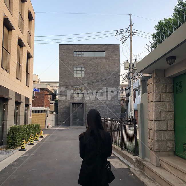 골목,사람,뒷모습,건물풍경,인물,사람,인물,인간,human,person,여성,여자,woman,female,lady