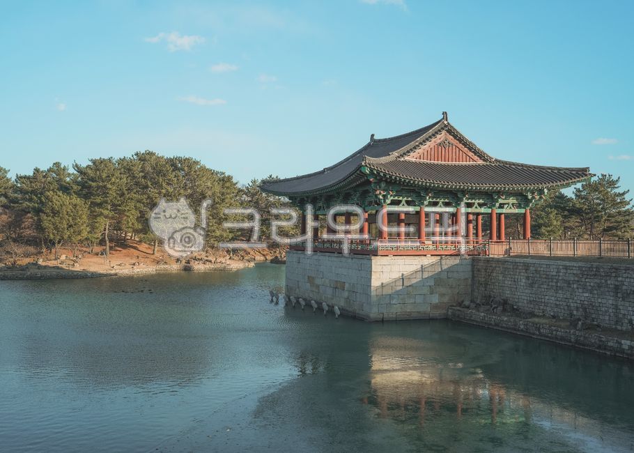 roof,Anapji Pond,tourist destination,roof tile,Gyeongju,building,Korea tourist attraction,Hanok,Donggung Palace and Wolji Pond,cultural property,Korean landmark